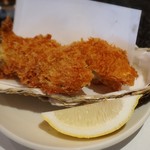 とんかつ マンジェ - 仙鳳趾産の牡蠣フライ！
      レモンと対比してわかるかな？
      厳選された大粒なんですよ！