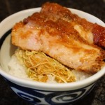 とんかつ マンジェ - ここでライス単品注文からの。。。
      on the rice ٩(๑ˆOˆ๑)۶