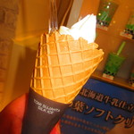 tapi - 北海道ソフトクリーム・ワッフルコーン　３３０円（税込）のスリーブのアップ【２０１９年１０月】