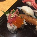 117575820 - 巻物 イクラ、中とろとイクラがのっています