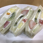 Yaoiso - 従姉妹がオーダーしたフルーツサンドセット８００円。美味しかったそうです（笑）