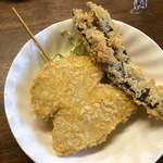 おふくろ亭 - 2019/10/15
      ホル鍋定食 ニンニク 500円
      チキンフライ 100円
      ナス 玉ねぎフライ 100円