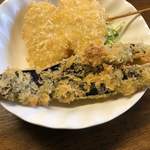 おふくろ亭 - 2019/10/15
      ホル鍋定食 ニンニク 500円
      チキンフライ 100円
      ナス 玉ねぎフライ 100円