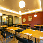 Japanese restaurant chihiro - 現代風お茶室の横に、お庭が眺められるテーブル席を設けております