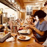 ビストロ　シェブン - 賑やかなカウンター席