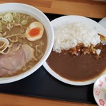 まるご食堂 - セットではなく個別に注文の半カレーと濃厚煮干ラーメンと梅干し付