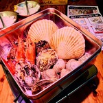 カキ小屋 - 2019年10月9日、シンプルだからこそ美味しい
魚貝の旨味がたっぷりのガンガン焼きをご賞味下さいませ！牡蠣、ホタテなど4種類の魚貝のセットや
牡蠣だけホンビノスだけなど、1種類ずつもご案内しております。