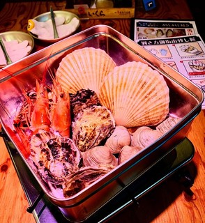Kakigoya - 2019年10月9日、シンプルだからこそ美味しい
                        魚貝の旨味がたっぷりのガンガン焼きをご賞味下さいませ！牡蠣、ホタテなど4種類の魚貝のセットや
                        牡蠣だけホンビノスだけなど、1種類ずつもご案内しております。