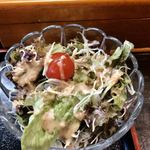 吉ひろ - ビーフカレーにはサラダが付いています