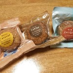 創作菓子 杏 - マカロン（キャラメル・コーヒー・アールグレー）各160円税別　2019.10