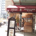 ANTICO CAFFE AL AVIS - 桜木町駅へと繋ぐ動く歩道側に店はあります