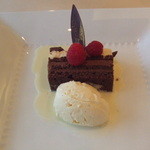 ブラッスリ 風間 - 三種のチョコレートのケーキ、バニラアイスクリーム添え