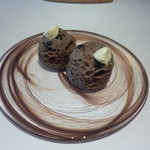 Fujiya 1935 - 2012年2月気泡をたくさん含ませた黒豆のパン　お皿もステキ！