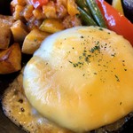 フジヤマ キッチン - クワトロチーズハンバーグ   チーズ美味っ！肉々しいお味でBBQ気分♪付け合わせのミネストローネがいかす！