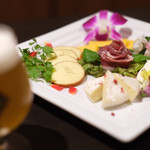 TOKYO CRAFT BREWERY - 鴨生ハムとチーズの盛り合わせ