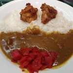 Kareshoppushiandoshi - ポークカレー450円にアプリクーポンで唐揚げ2個サービスに、卓上の福神漬けトッピング♪