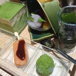 kyoutoomacchasui-tsusemmontenchasenkafe - 左からくず餅かな？田楽風のスイーツ、抹茶チョコ。…。。。たぶん。
