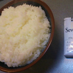 神岳二丁目 - ご飯(大)めちゃ多い比較のためタバコ置いてます。