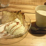 カフェ ガーデン - バナナシフォンケーキ（焼）＆コーヒー　￥６００