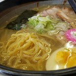 ラーメン専門店 胡桃 - 麺のアップです。