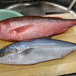 角上魚類 - 上の真っ赤なお魚(ハ)チビキ、また売ってたので買ってきました(*｀▽´*)身質は白身魚系なんですが、鮪みたいな味がしてとってもお買い得なんです！見かけたら是非買ってみてください(⌒0⌒)／