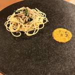 ラガッツァ - 
      スパゲッティ
      コンフィにした秋刀魚、紅芯大根、からすみ
      
      秋刀魚のコクが濃厚