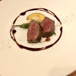 ラガッツァ - お肉料理
      黒毛和牛イチボ肉のロースト　赤ワインソース
      
      こんなに大きくカットされたお肉が２切れも
