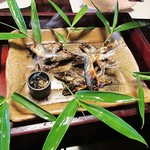 比良山荘 - 「玉手箱」のフタを開けると。。ぅわ！「若鮎」が、「笹の薫り」とともに！（≧∇≦）