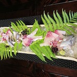 比良山荘 - 鯉の洗いと鮎。コレ。。３人前がそれぞれ分かれているようですが。。。（もっと間が開いてないと、間違えますよねぇ。。。）(￢.￢)