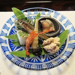 比良山荘 - 色彩感が良い八寸。「ホンモロコ南蛮漬け」「鯉の子」「本菜」「岩魚の押し寿司」「鮎の馴れ寿司」。。と、メモに。(;^_^A