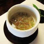 比良山荘 - ナンと、アツアツで上品なジュンサイのジュレ。