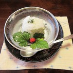 比良山荘 - 山椒のアイス。。と、野イチゴ。だそうな。