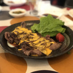 ルッカ - 牛タンのチーズソースかけ