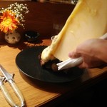 ボーノレガーロ - ラクレットチーズのオーブン焼き牛ハラミ肉のタリアータの上にトロッと
