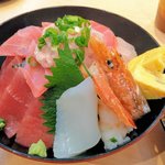 回転寿司　すし丸 - 海鮮丼のネタ（三方から）