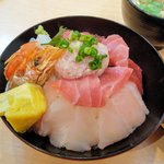 Kaitensushi Sushimaru - 海鮮丼のネタ