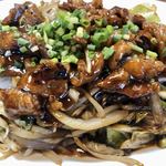 吉ひろ - 肉のアップ
      肉の下は全て野菜です