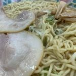 武蔵大学 学生食堂 - 「濃厚豚骨醤油ラーメン（大）」「麺増量」接写。トッピングは極薄の豚バラロールチャーシュー2枚と、メンマ、刻みネギのみと、極々シンプル。まあ、価格からして、これが好いところだろうと言う内容だ。