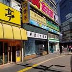 新宿増田屋 - 外観、引き。