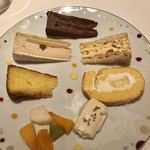 カランドリエ - 人気のガトーショコララム酒入りから時計まわりに、アーモンドケーキ、ロールケーキ、ブランマンジェ、フルーツ、バニラケーキカボス風味、栗のケーキ