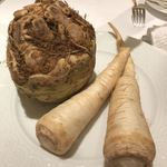 カランドリエ - 左が根セロリ、右が根パセリ