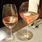 レストラン バカール - ピノ・ノワール ロゼのジュース(950円)とロゼワインをならべてみる