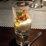 レストラン バカール - セロリラブとハマグリの燻製 カレーオイルの風味(アミューズ)