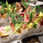 レストラン バカール - 日本各地から取り寄せた有機野菜と能登産ズワイ蟹とカニミソのバーニャカウダ