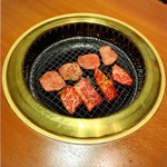 本格焼肉・韓国家庭料理 食辛房 - 上塩タンと国産牛ハラミを網の上へ(o^^o)