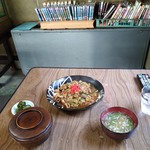 丸美食堂 - ﾎﾙﾓﾝﾇ定食はﾎﾞﾘｭｰﾑ満点。漫画のﾎﾞﾘｭｰﾑもそこそこ。ごはんの蓋を開けてから撮影すべきなのは誰が見ても明らか（ば