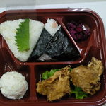 しゃり工房 - おむすび弁当（しょうが左＆焼きたらこ右）