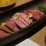 Koube Gyuu Shabushabu Omoki Hanare - 但馬牛の三点盛り(赤身・赤身の炙りカラスミ掛け・霜降り) ※コース外メニュー