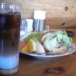 カフェレストラン イルデパン - 海老とアボカドのサンドイッチ（７００円）＋アイスカフェオレ（５００円）セットだと－１００円