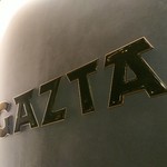 GAZTA - 壁面の看板